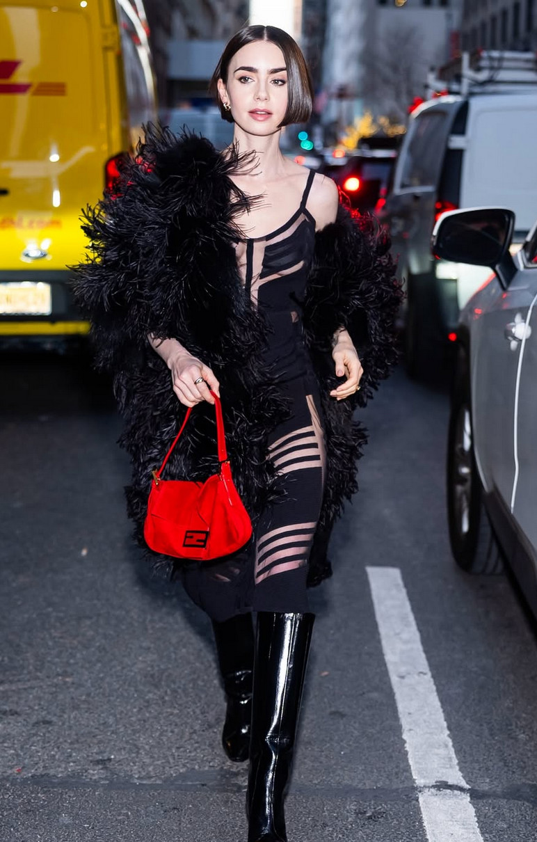 Lily Collins diện trang phục Fendi cổ điển năm 1997 với túi Baguette đỏ và áo khoác lông vũ đen tại New York