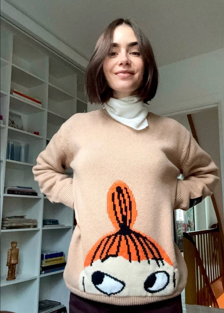 Lily Collins diện áo len dệt kim màu be hiệu Patou x Moomin 'Little My' trong một khoảnh khắc đời thường đầy vui tươi