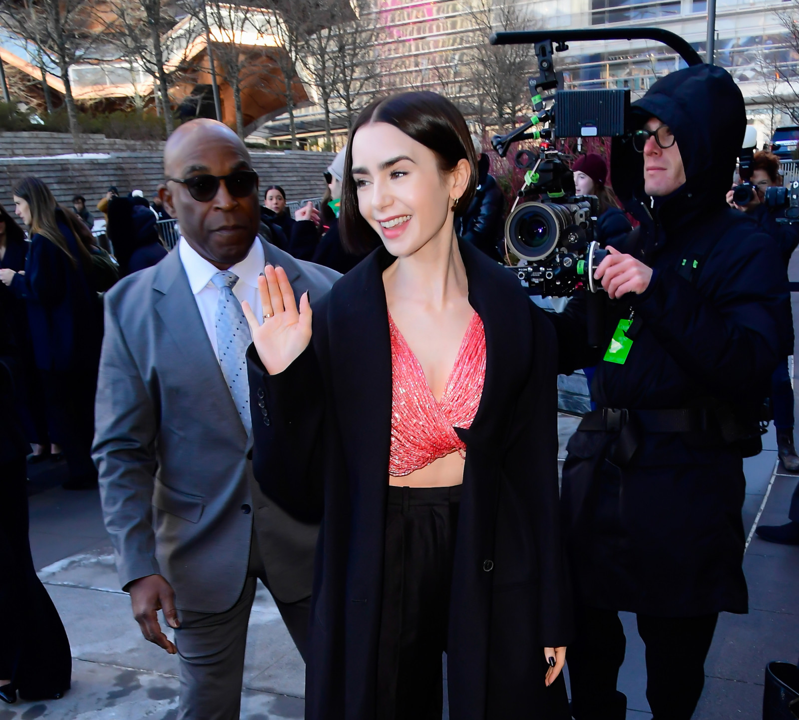Từ các buổi ra mắt phim đến những lần bắt gặp trên đường, Lily Collins thể hiện vẻ quyến rũ vượt thời gian của Audrey Hepburn.
