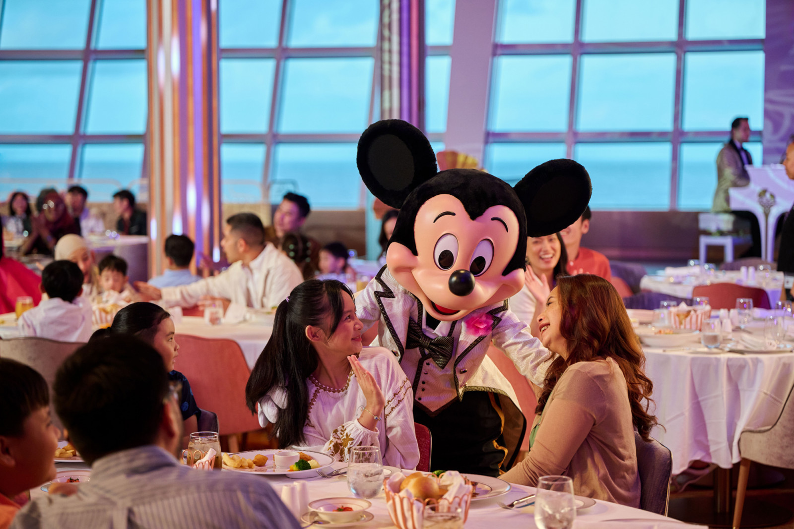 The Hollywood Spotlight Club is a family dining venue on the Disney Adventure that captures the glitz and glamour of Hollywood’s golden age. While dining, guests are treated to live musical performances featuring beloved Disney characters. (Abigail Nilsson, photographer)