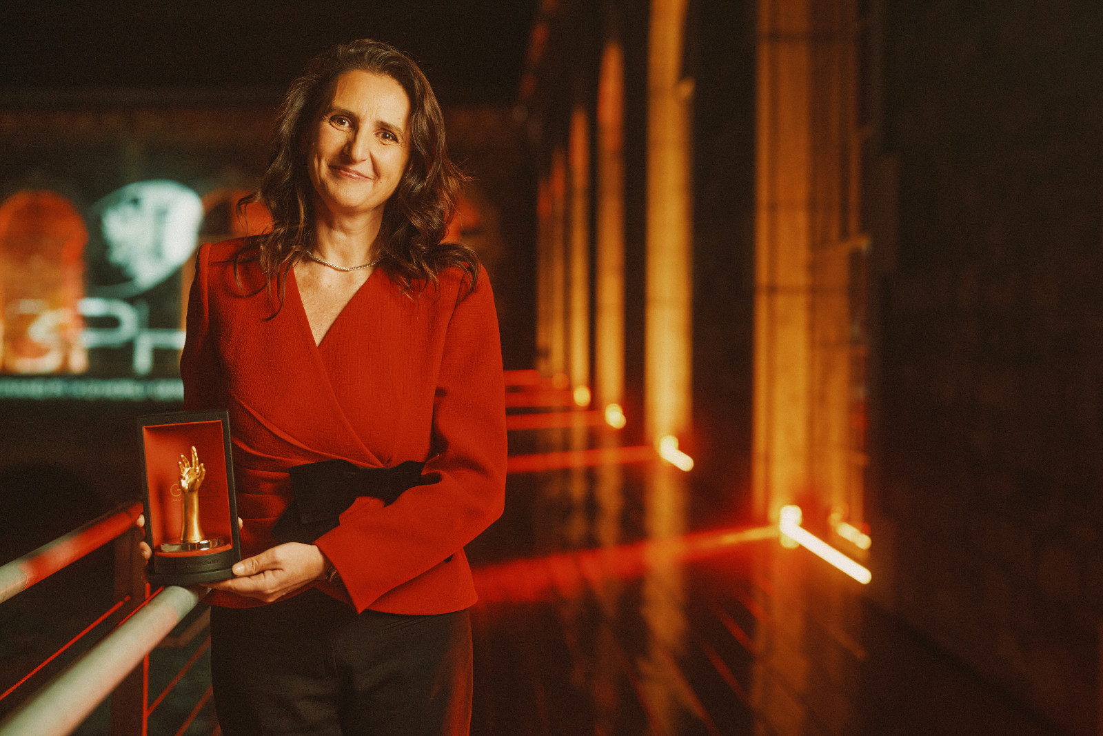 Audemars Piguet CEO Ilaria Resta with the GPHG 2025 prize for the Royal Oak Perpetual Calendar