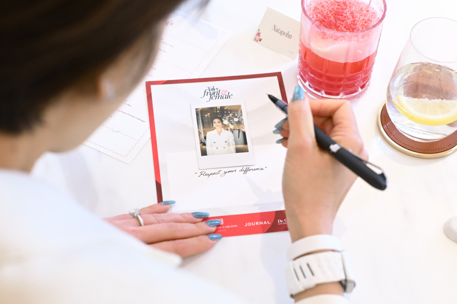 กิจกรรมเขียนปณิธานเพื่อการ Give to Gain ให้กับสังคม (ภาพ: Tatler Thailand)