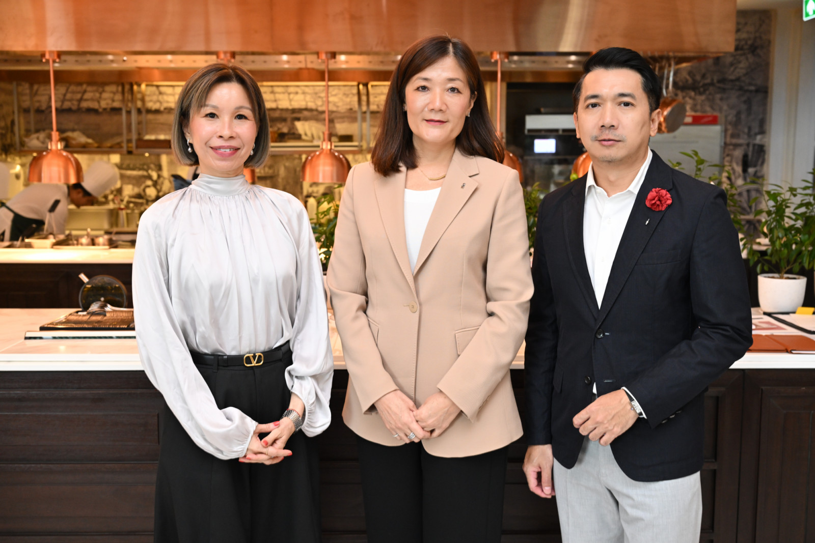 Stephanie Tay, Tina Liu และณัฐวุฒิ แสงชูวงษ์ (ภาพ: Tatler Thailand)