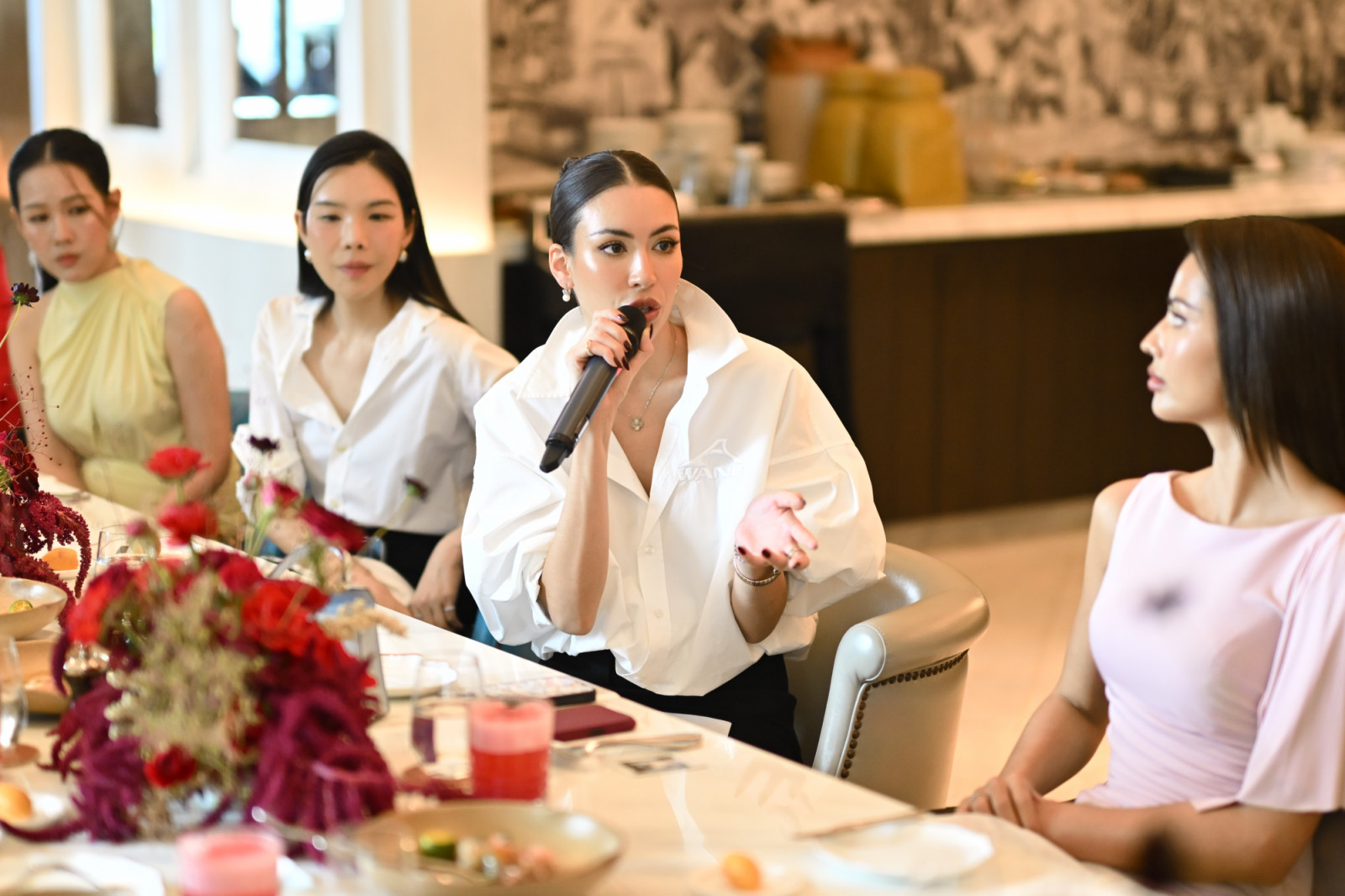กิระนา จัสมิน ชูว์เตอร์ ร่วมแสดงความคิดเห็น (ภาพ: Tatler Thailand)
