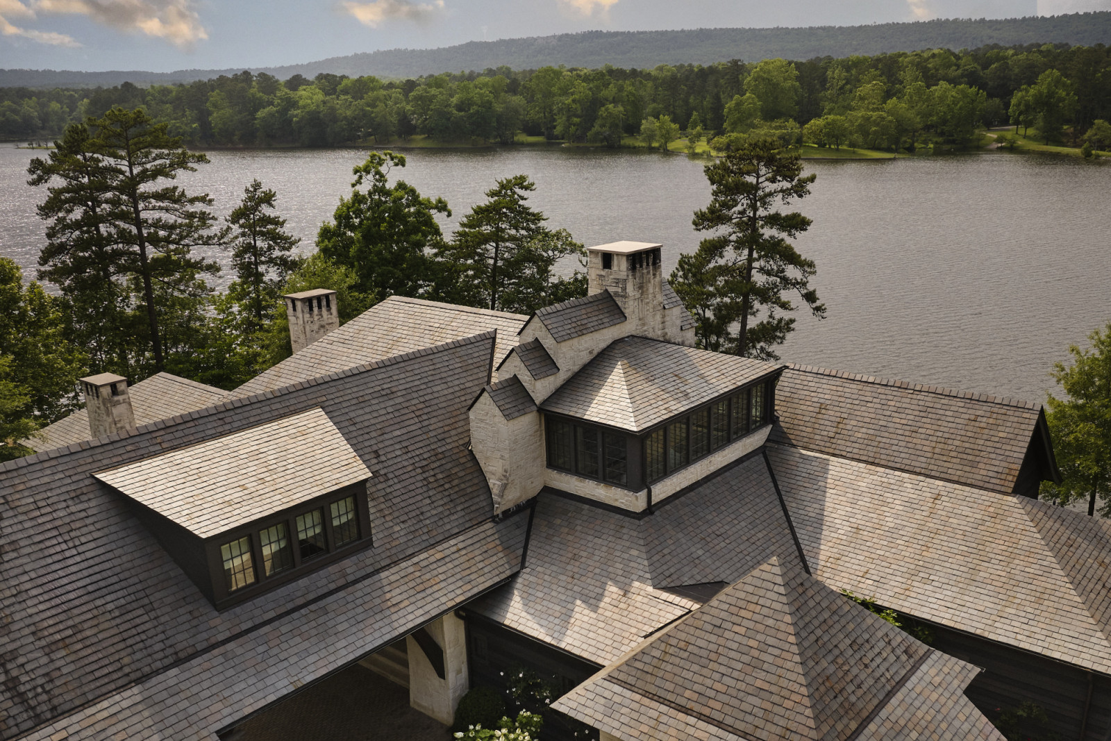 The lakeside residence with scenic waterfront frontage