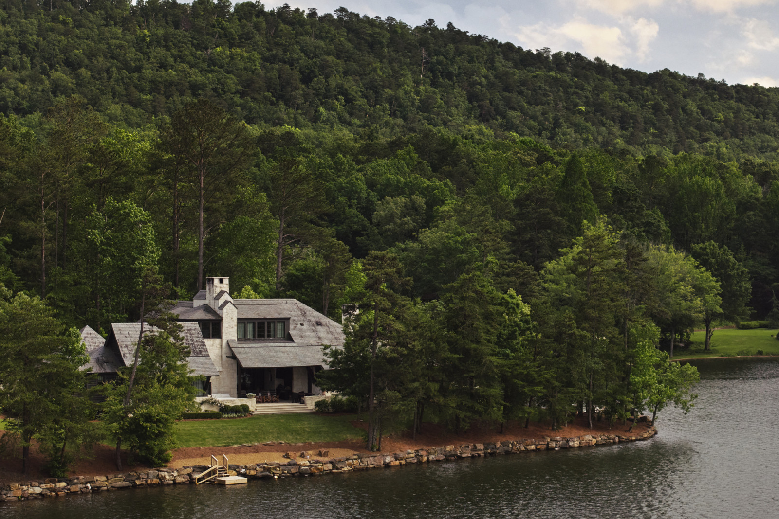 The Hill Residence flanks the quiet waters of Lake Wehapa in Alabama