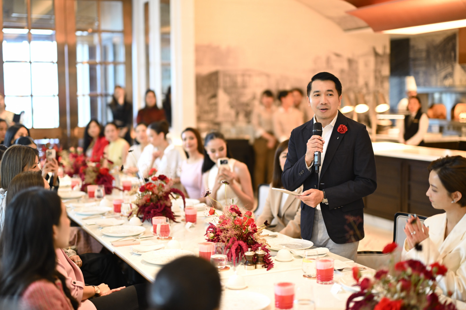 ณัฐวุฒิ แสงชูวงษ์ บรรณาธิการบริหาร Tatler Thailand กล่าวต้อนรับกลุ่มสตรีแถวหน้า (ภาพ: Tatler Thailand)