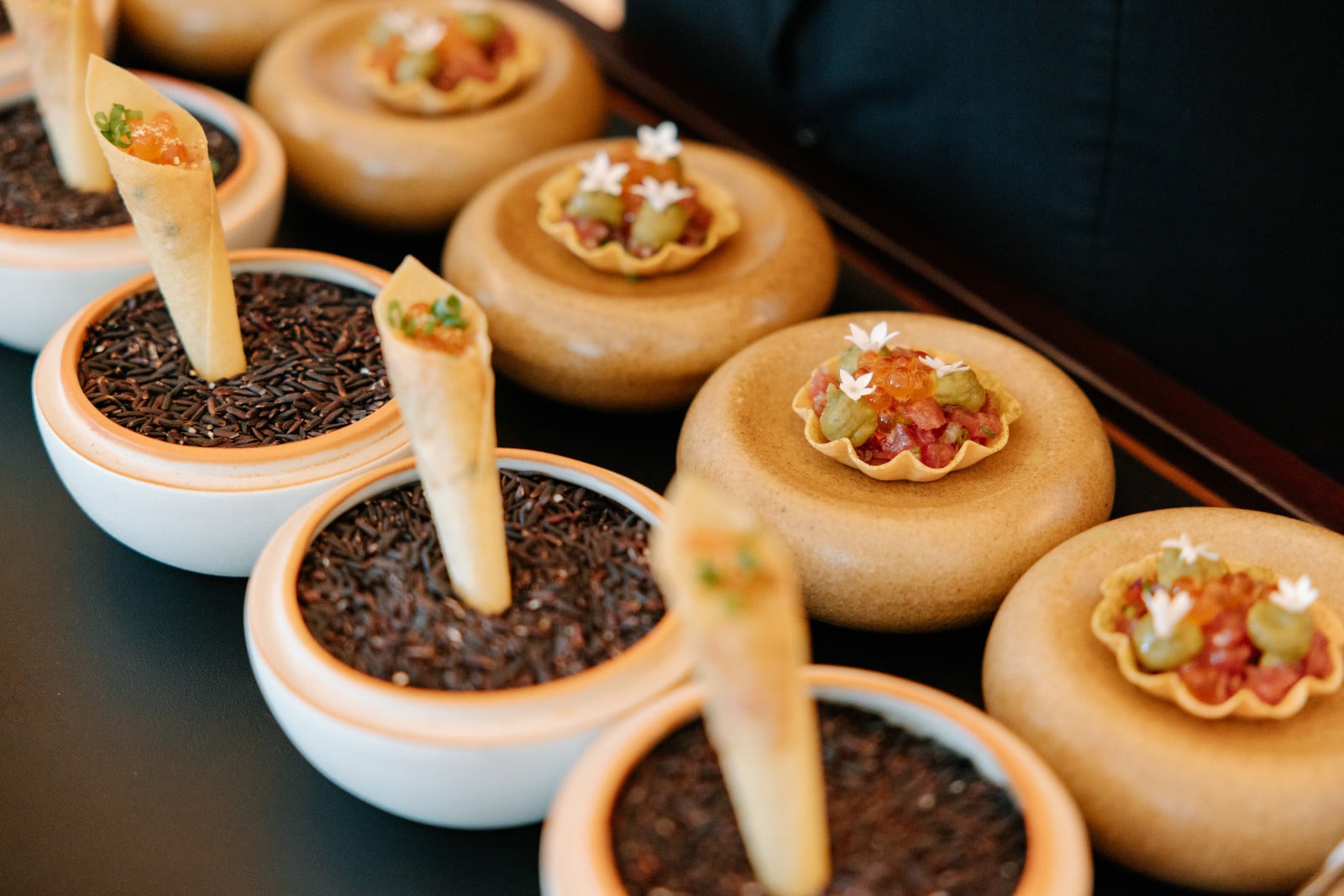 Matcha Tuna Crisp และ Prawn Tartare  (ภาพ: Tatler Thailand)
