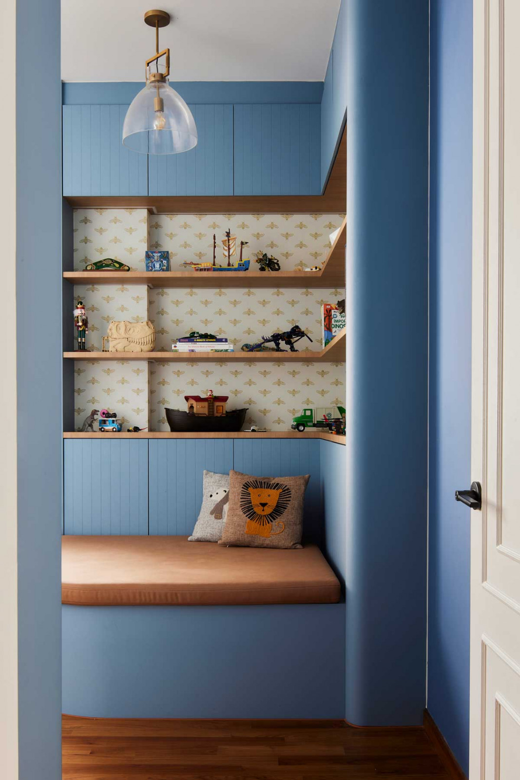 A dedicated reading and play corner for the children introduces gentle colours and built-in shelving