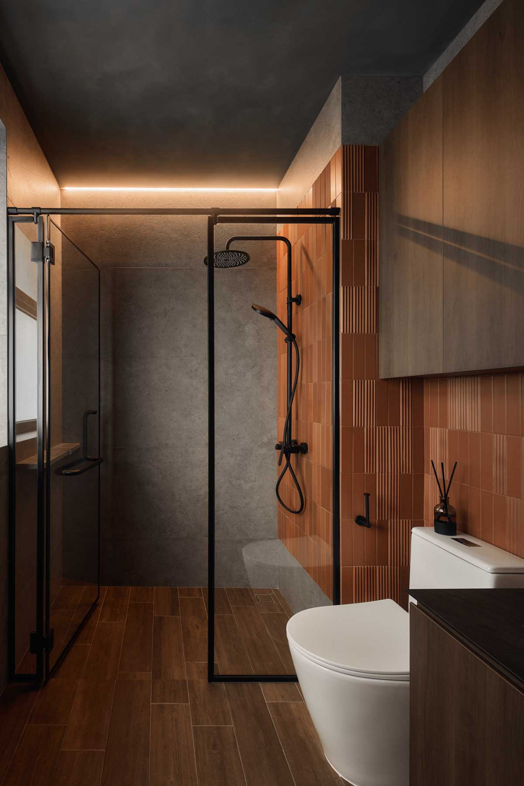Warm terracotta take centrestage in the shower