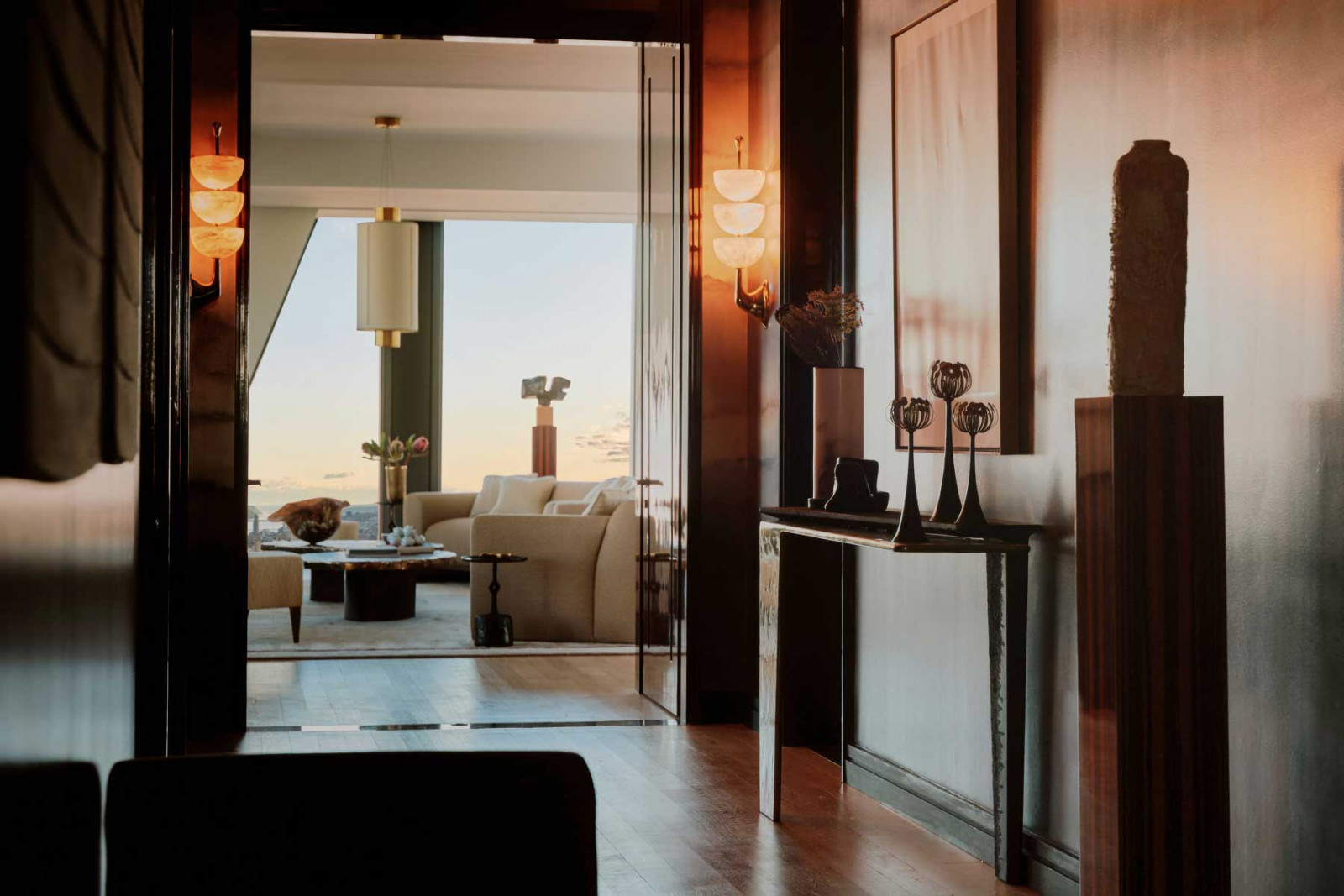 Another key collaboration is with Atelier de la Torre, with whom Humbert & Poyet developed custom decorative finishes across the entrance, living spaces, and kitchen