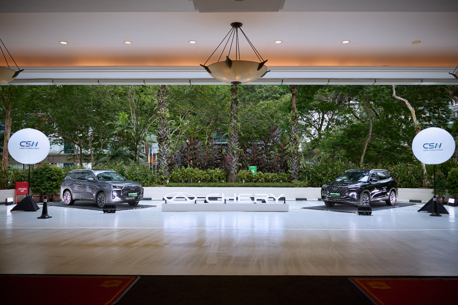 Chery Malaysia set up at the entrance of Shangri-La Kuala Lumpur with the Chery T7 and T8 PHEVs on display