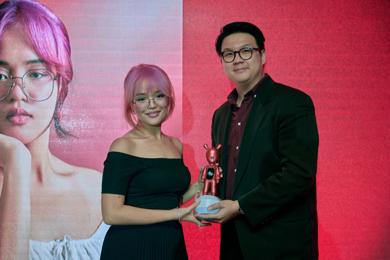 Rising Champion Award winner Ain Husniza accepts her Lladró from Tatler Malaysia general manager, Sim Wie Boon