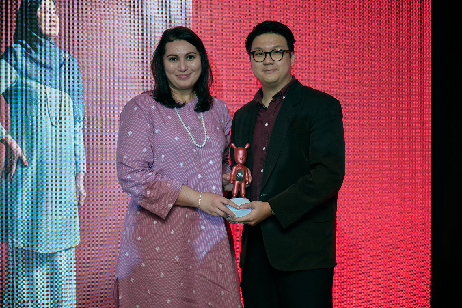 Shahliza Rafiq accepts the Lladró trophy from Tatler Malaysia general manager, Sim Wie Boon on behalf of Business Leadership Award winner, Nurul A’in Abdul Latif