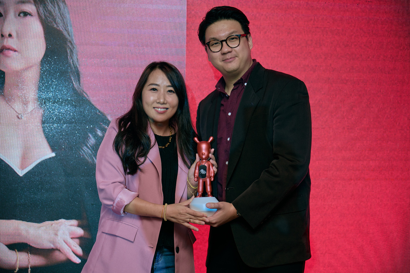 Founder’s Award winner Yap Sue Yii accepts her Lladró from Tatler Malaysia general manager, Sim Wie Boon