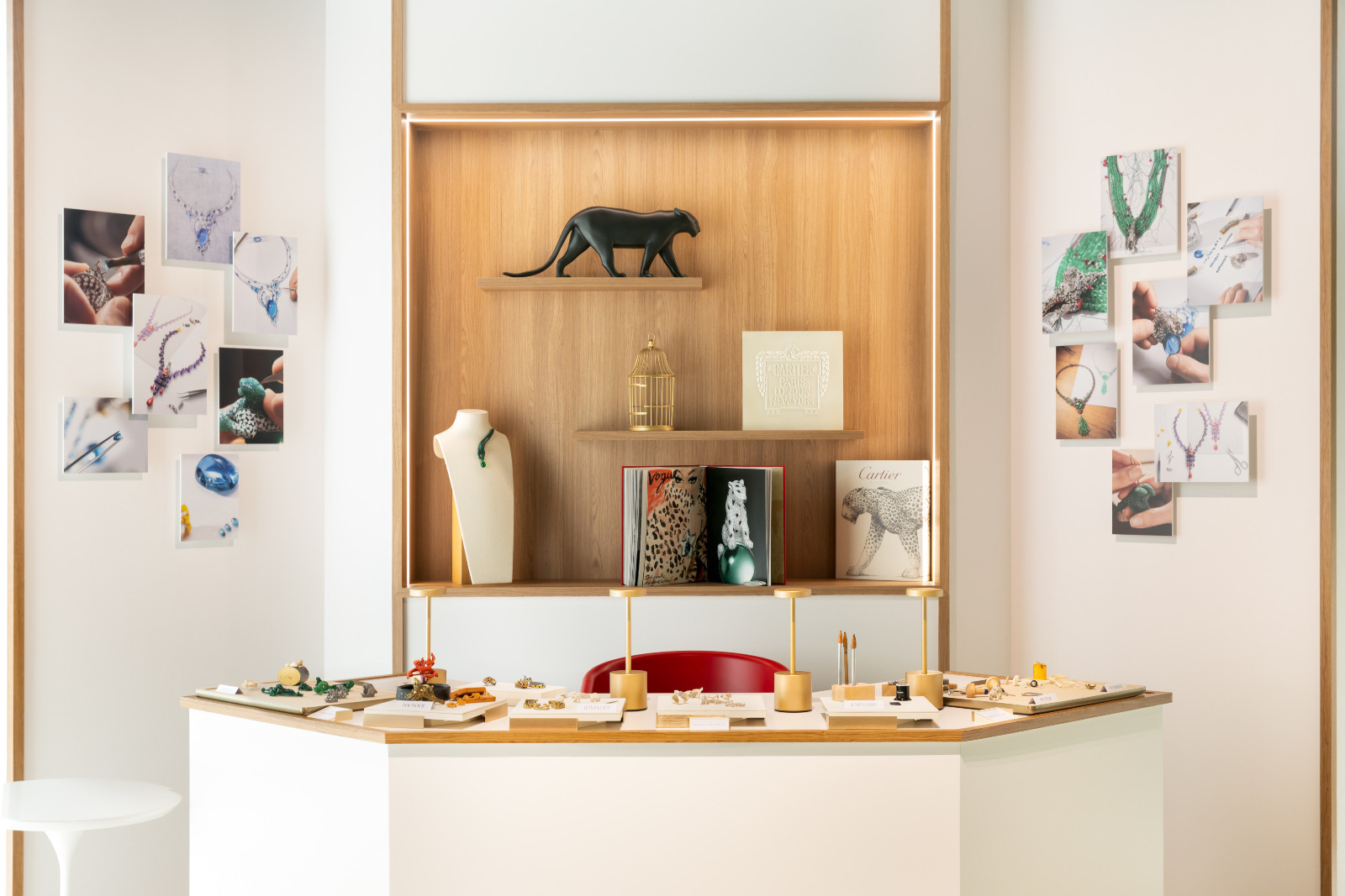 卡地亞 En Équilibre頂級珠寶展第三展區Les Moments Cartier。由珠寶學院總監Alexand re Auberson親自坐鎮解說。(Photo: Cartier)