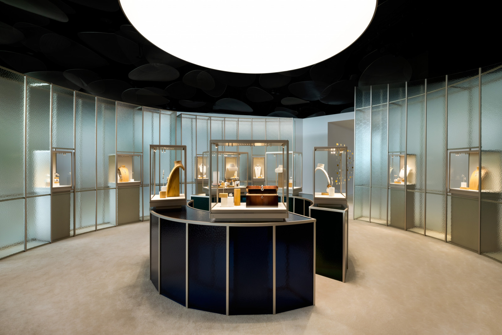 卡地亞 En Équilibre頂級珠寶展第一展區色彩交融Colors展區。(Photo: Cartier)