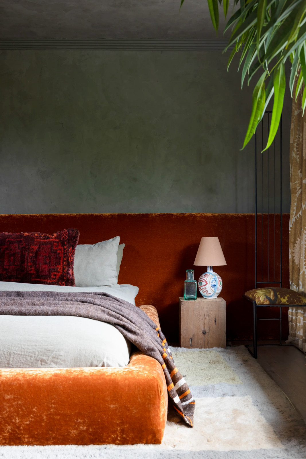 The bedroom with pops of colour in the Hommeboys Interiors' home in Sonoma, California