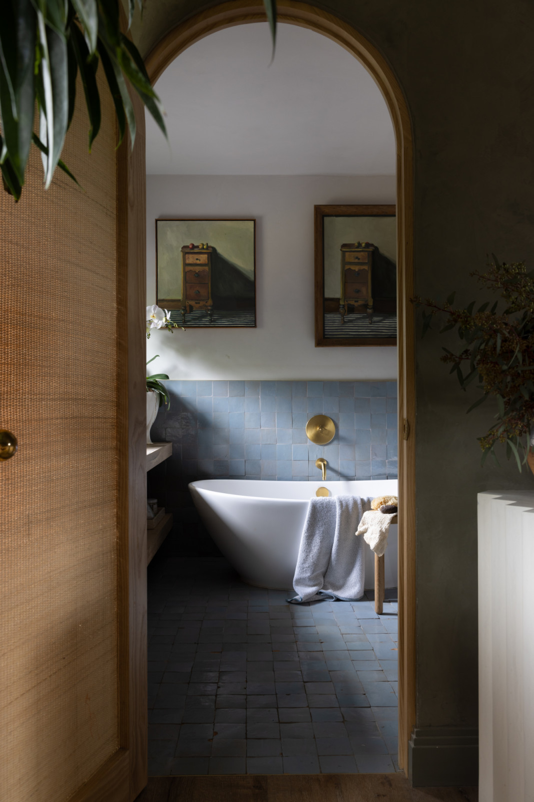 The bathroom of the Hommeboys Interiors' home in Sonoma, California