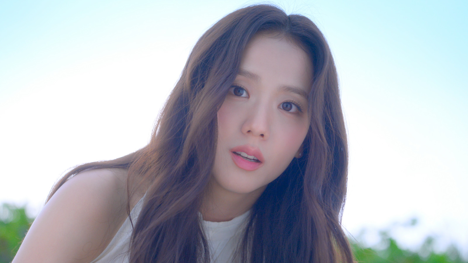 The AI and virtual reality K-drama ‘Boyfriend on Demand’ stars BLACKPINK’s Jisoo as a lonely career woman searching for love (Photo: Netflix)