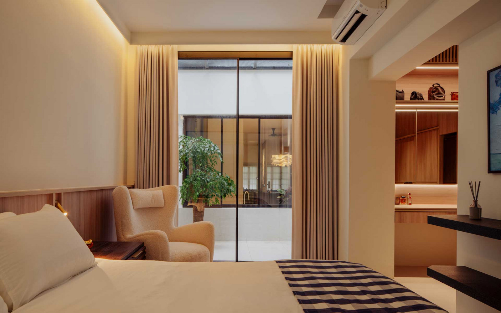 The open-to-sky courtyard lends light and a sense of openness to the bedroom