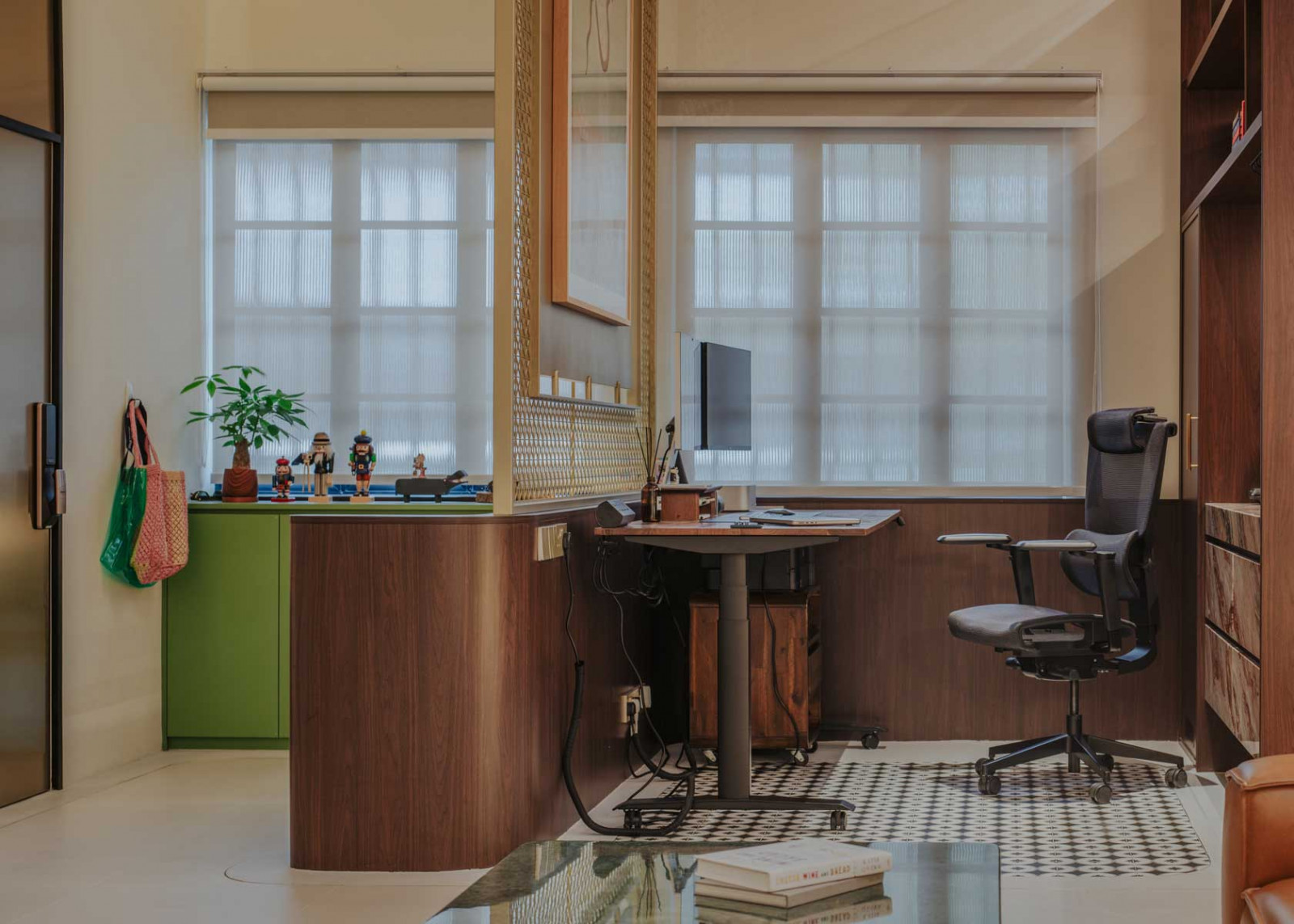 A compact workspace lays concealed just beyond the mesh screen at the foyer