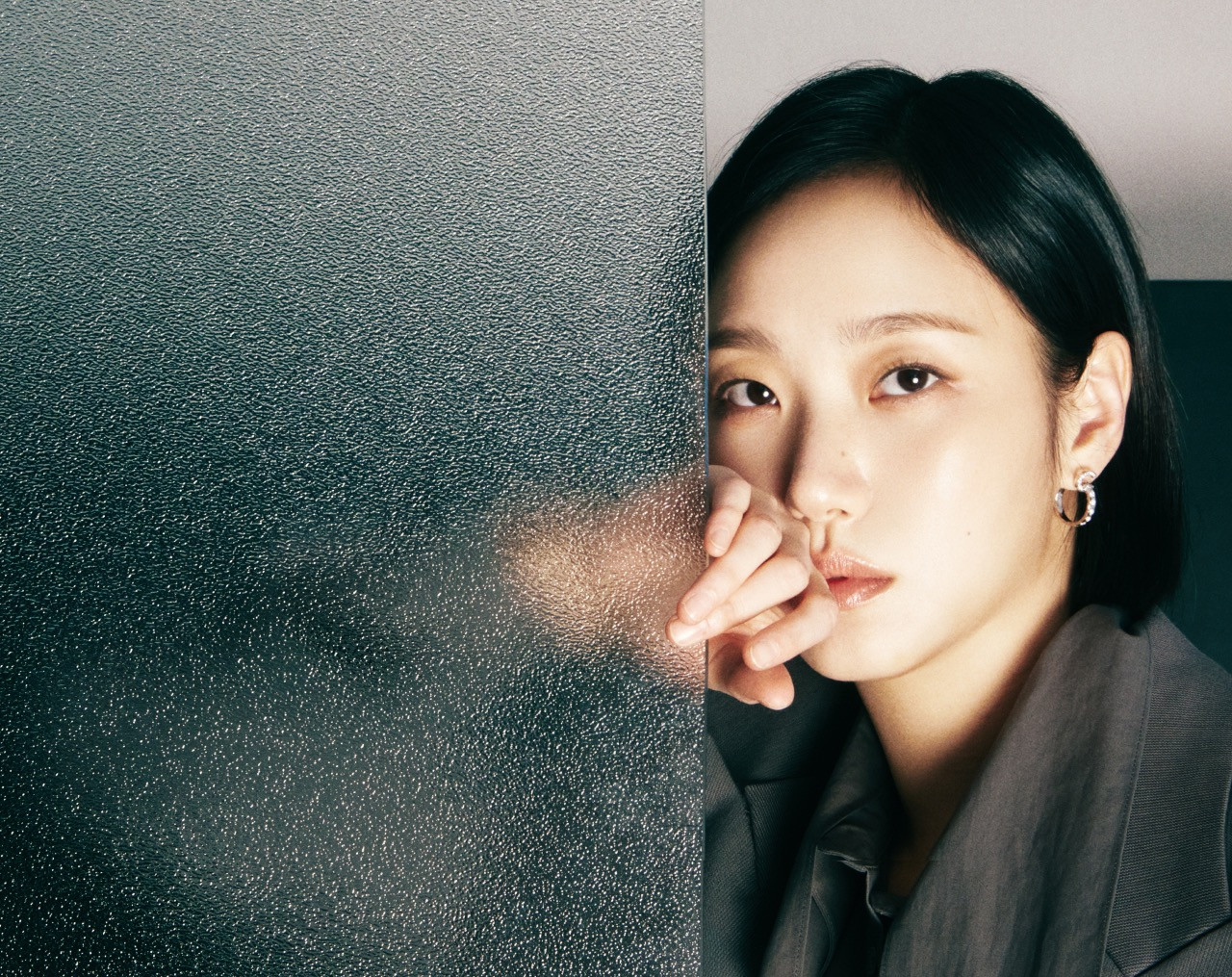 From a student navigating uneasy relationships to figures caught in high-stakes intrigue, TV shows with Kim Go-Eun reveal a career built on careful, deliberate choices across genres (Photo: Netflix)