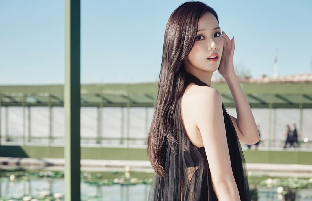 From high-rise Seoul residences to a quietly built company structure, Jisoo is shaping a financial profile that extends well beyond the stage (Photo: sooyaaa__/Instagram)