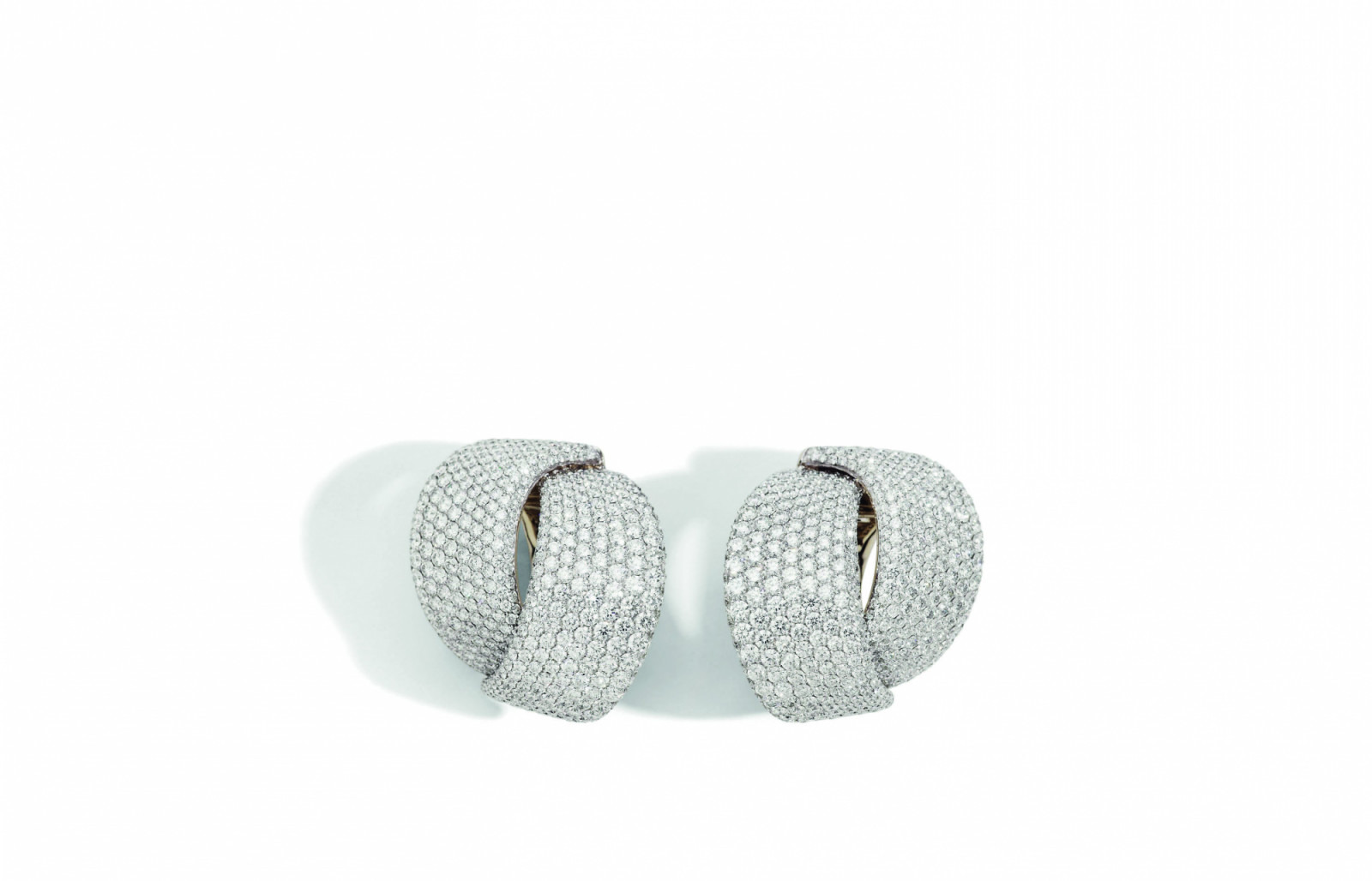 Abbraccio earclips (Photo: courtesy of Vhernier)