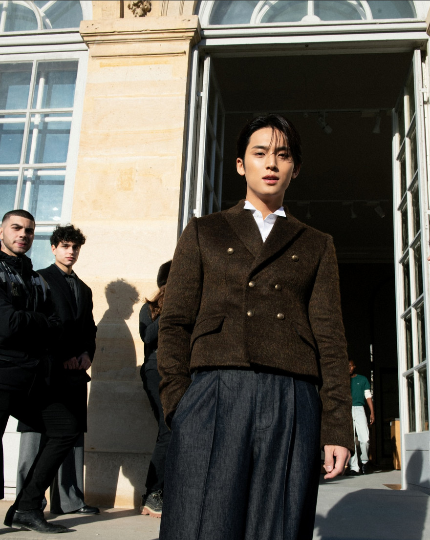 Mingyu in a cropped double-breasted brown wool jacket on the streets of Paris (Photo: @min9yu_k/Instagram)