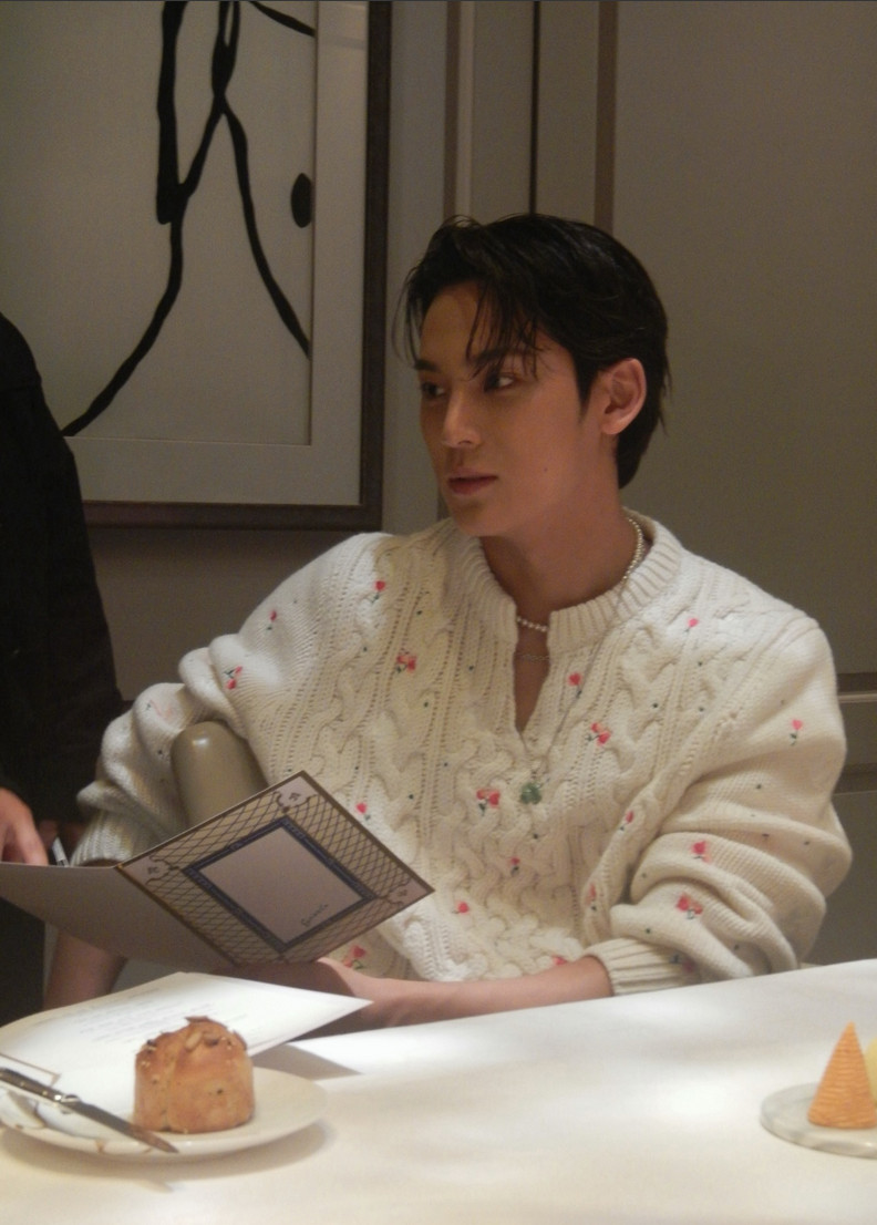 Mingyu embraces soft masculinity in a floral-embroidered white knit sweater and pearl necklace (Photo: @min9yu_k/Instagram)