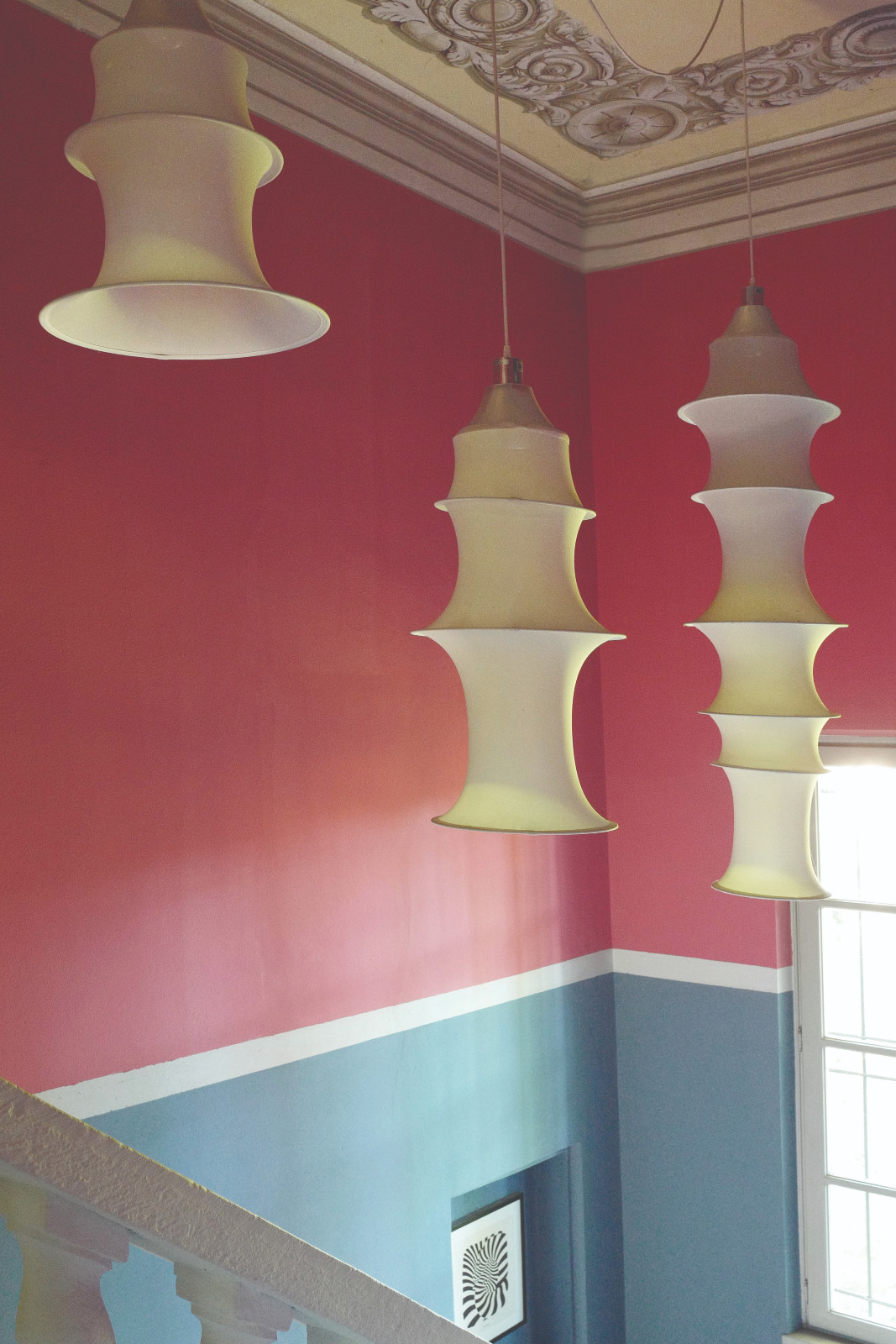 Hanging lamps highlight the vivid colours of the walls (Photo: Mariana Ugarte)