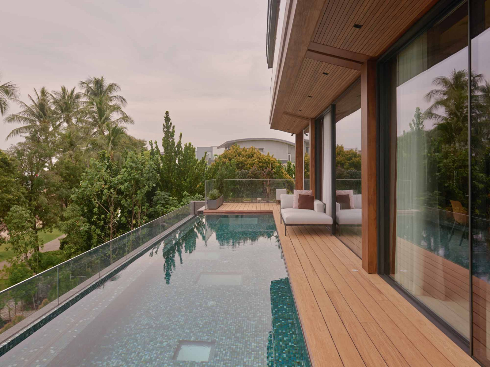 An infinity pool on the communal level extends the horizon towards the sea