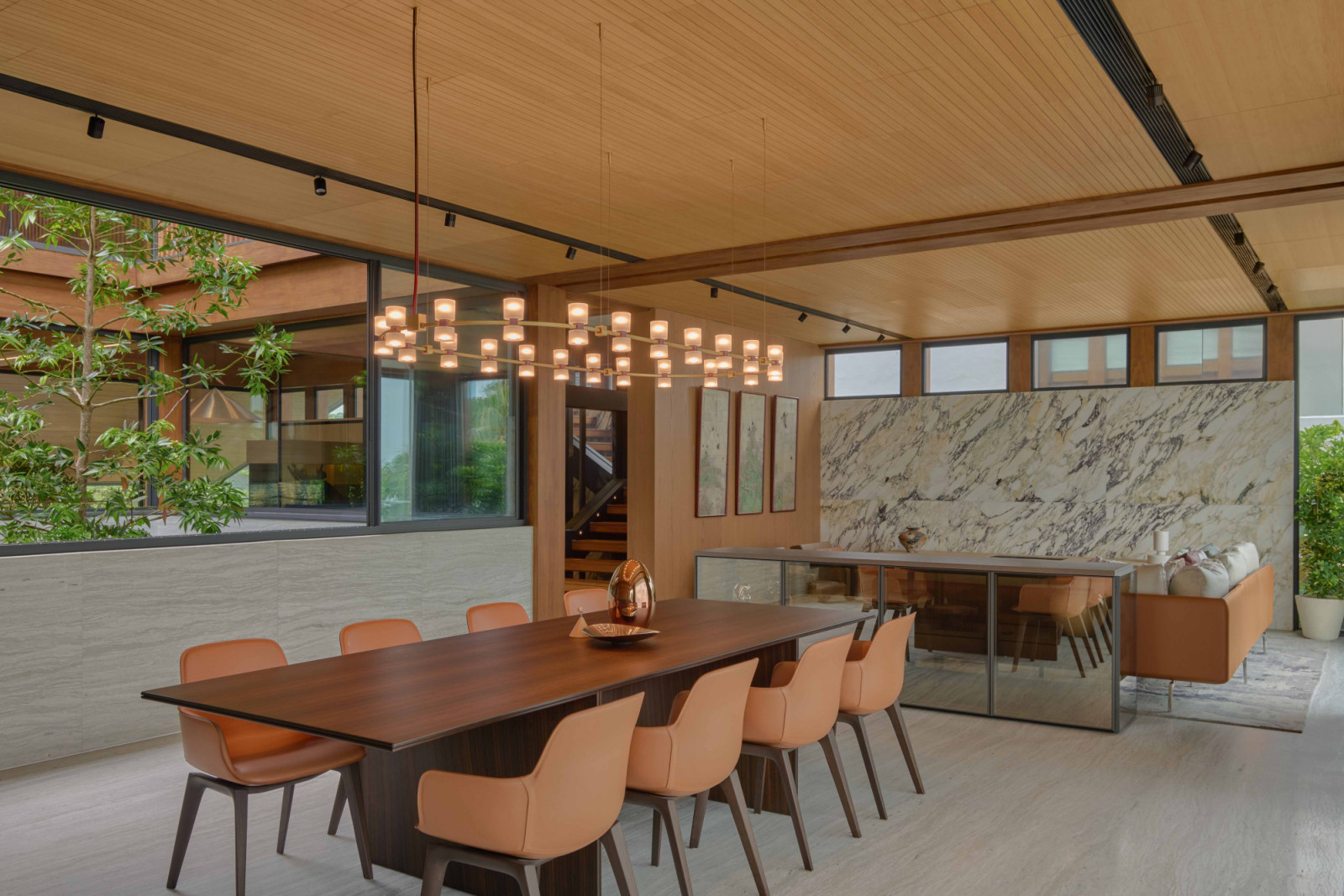 A mirror-finish Molteni&C cabinet separates the dining and living areas while maintaining the openness of the space