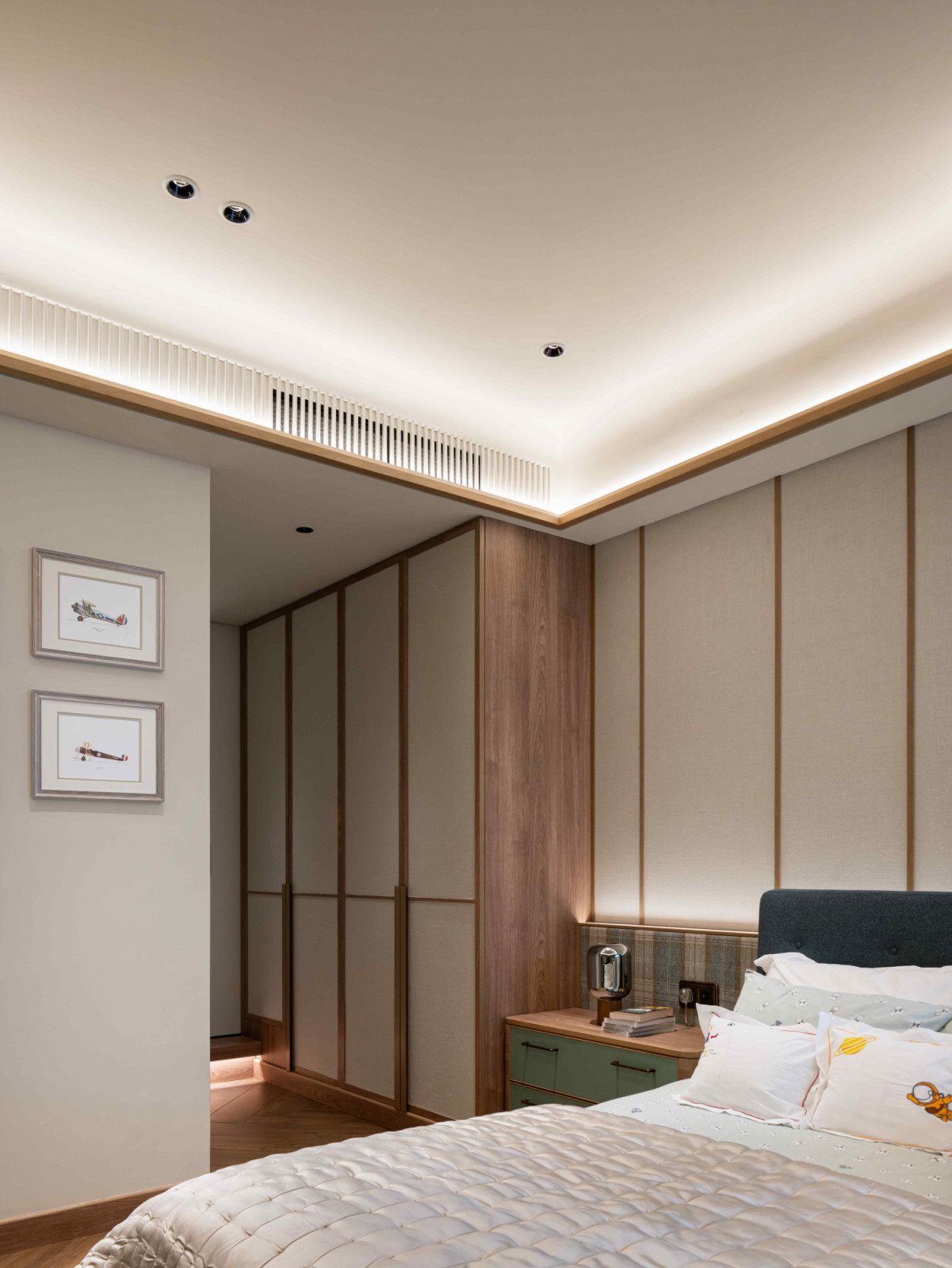 A mix and match of different furniture brands creates spaces where glamour and comfort coexist