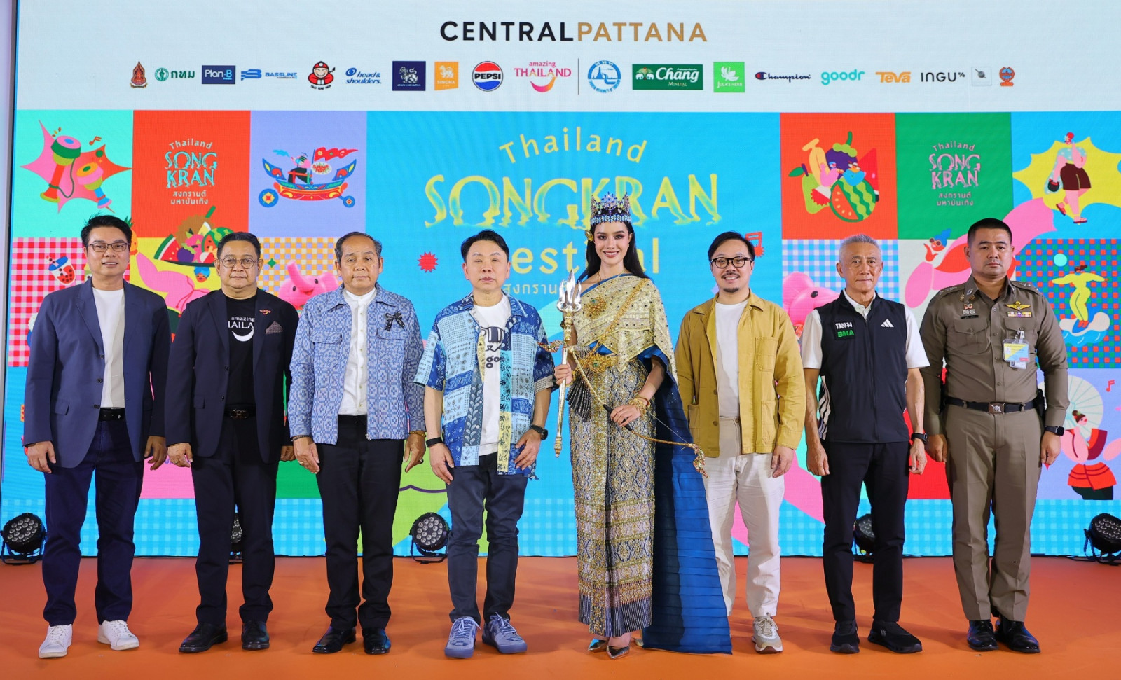 โอปอล สุชาตา ช่วงศรี พร้อมผู้สนับสนุนการจัดเทศกาลสงกรานต์ของเซ็นทรัลพัฒนา (ภาพ: เซ็นทรัลพัฒนา)