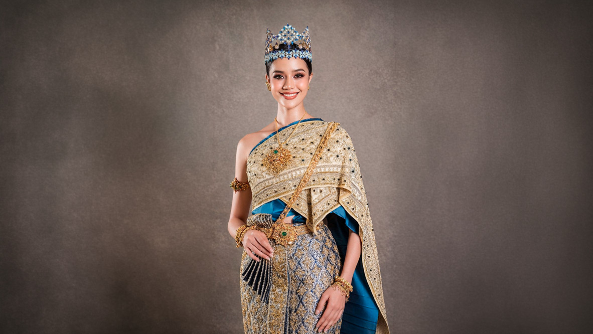 โอปอล สุชาตา ช่วงศรีพร้อม ‘มงกุฎฟ้า’ (The Bule Crown) ในชุดไทยจักรพรรดิ ในฐานะ World’s Songkran Goddess ที่ช่วยยกภาพลักษณ์เทศกาลสงกรานต์ ให้เป็นความหรูหราแห่งยุคสมัย (ภาพ: เซ็นทรัลพัฒนา)