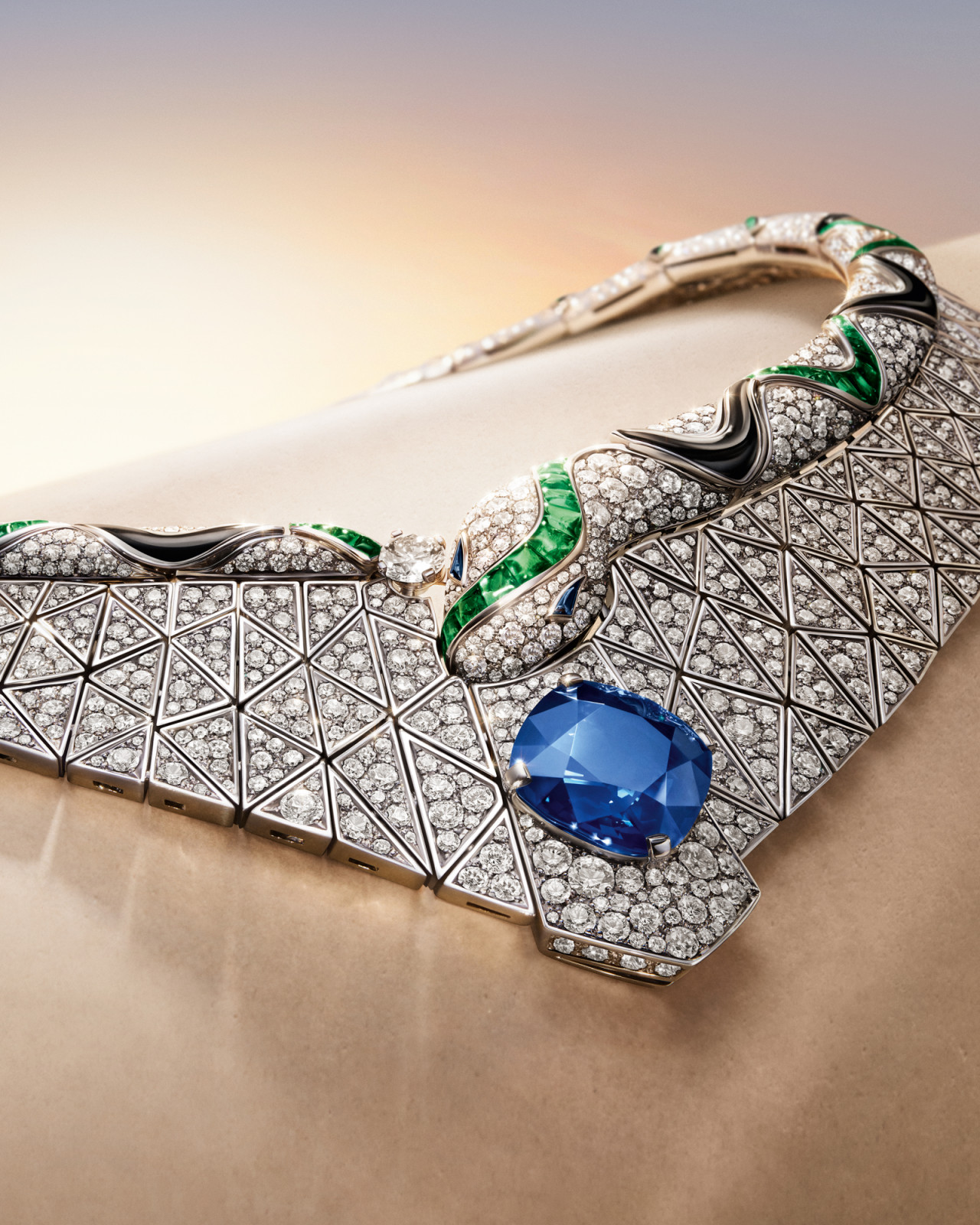 Bulgari Eclettica系列 Serpenti Illusio 頂級縞瑪瑙、藍寶石、祖母綠與鑽石項鍊。(Photo: Bulgari)