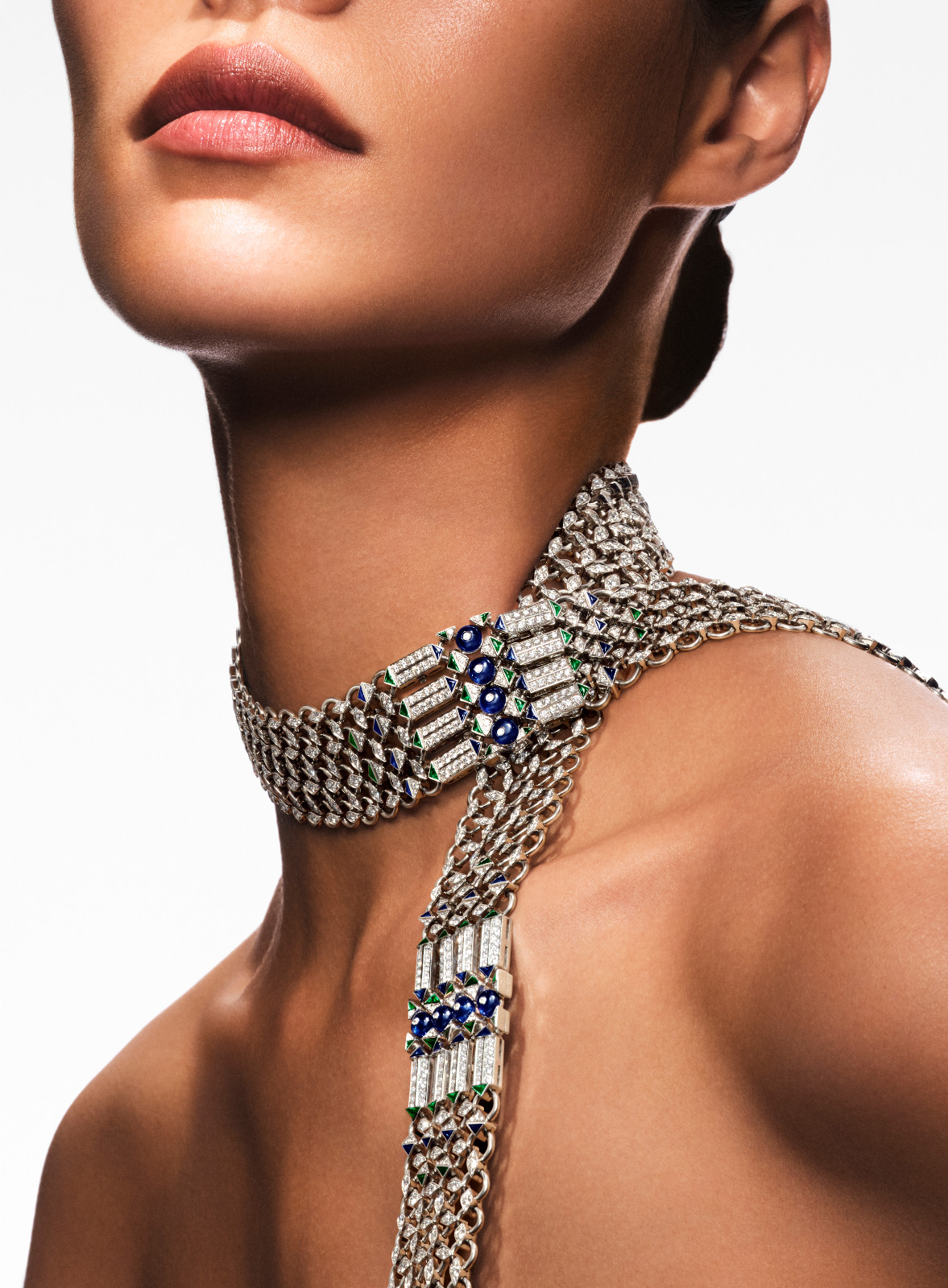 Bulgari Eclettica系列 Seres Scarf 頂級彩寶項鍊可轉為圍巾式項鍊佩戴。(Photo: Bulgari)