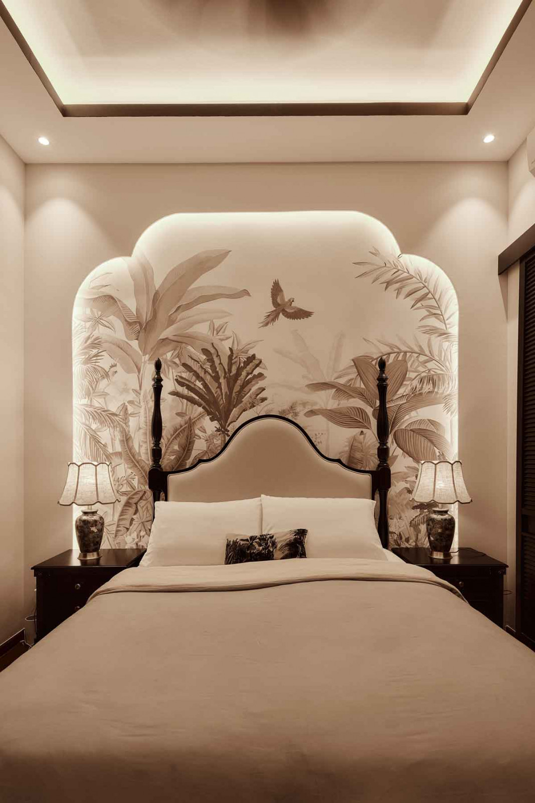The safari spirit continues in this bedroom