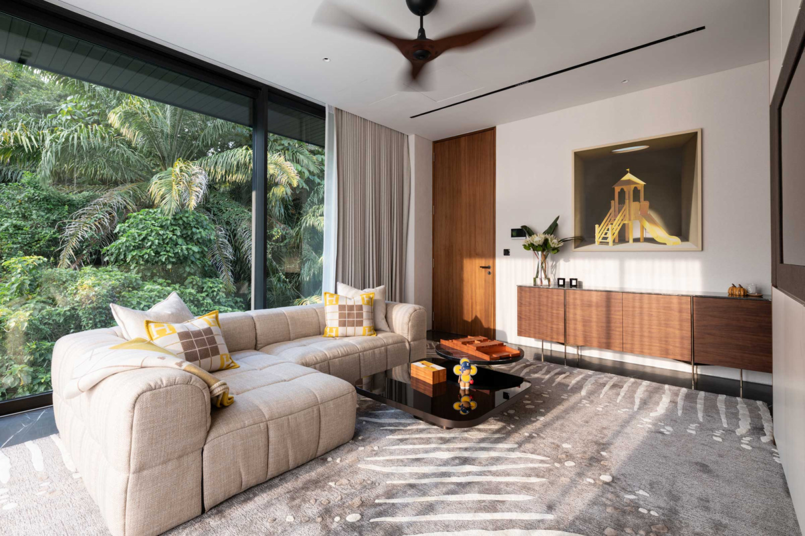 This cosy space features cheerful yellow accents and a backdrop of lush foliage