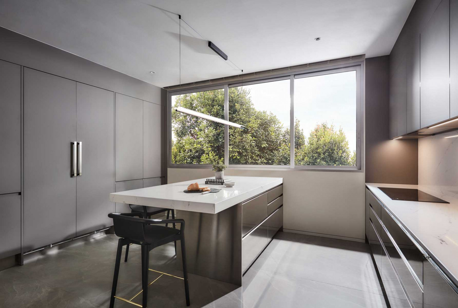 The kitchen, featuring an Arclinea system, emphasises simplicity and functionality