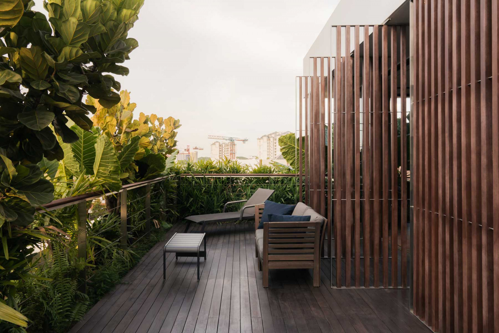 The outdoor terrace utilises termite-resistant balau wood on the pivot screens