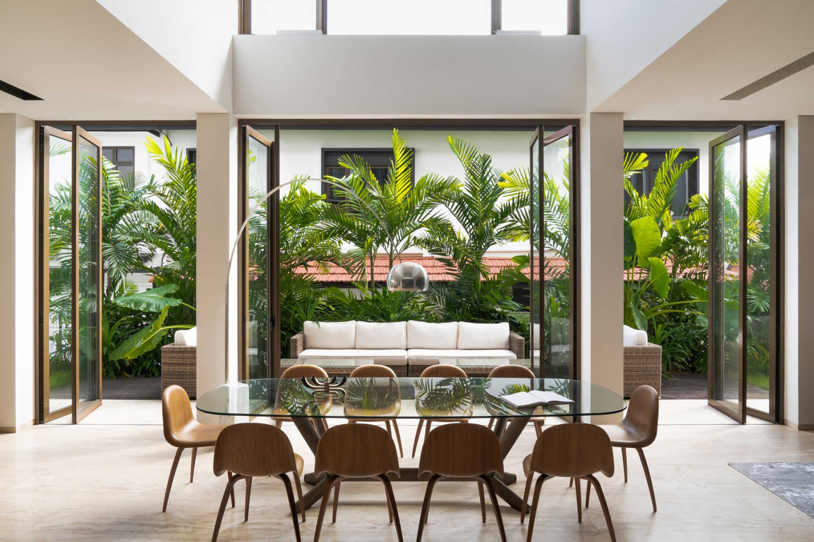 Throughout the abode, a muted palette inspired by Le Corbusier’s Les Couleurs colour system provides a calm backdrop for the family’s collection of postmodern furniture
