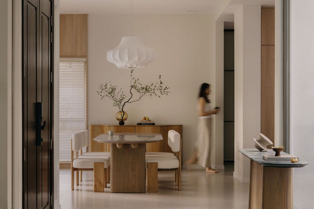 The dining area as seen from the entrance with the Nicchris table base and entrance console