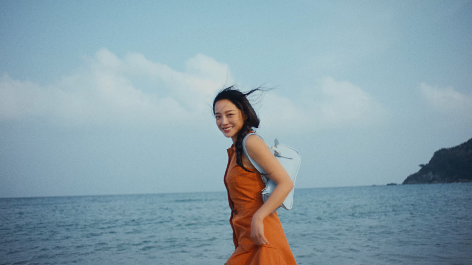 Koleksi Spring/Summer 2026 dari Longchamp merayakan kebebasan bergaya dengan sentuhan surf culture yang segar. Inilah semangat “Catch the Parisian Wave” untuk musim panas 2026