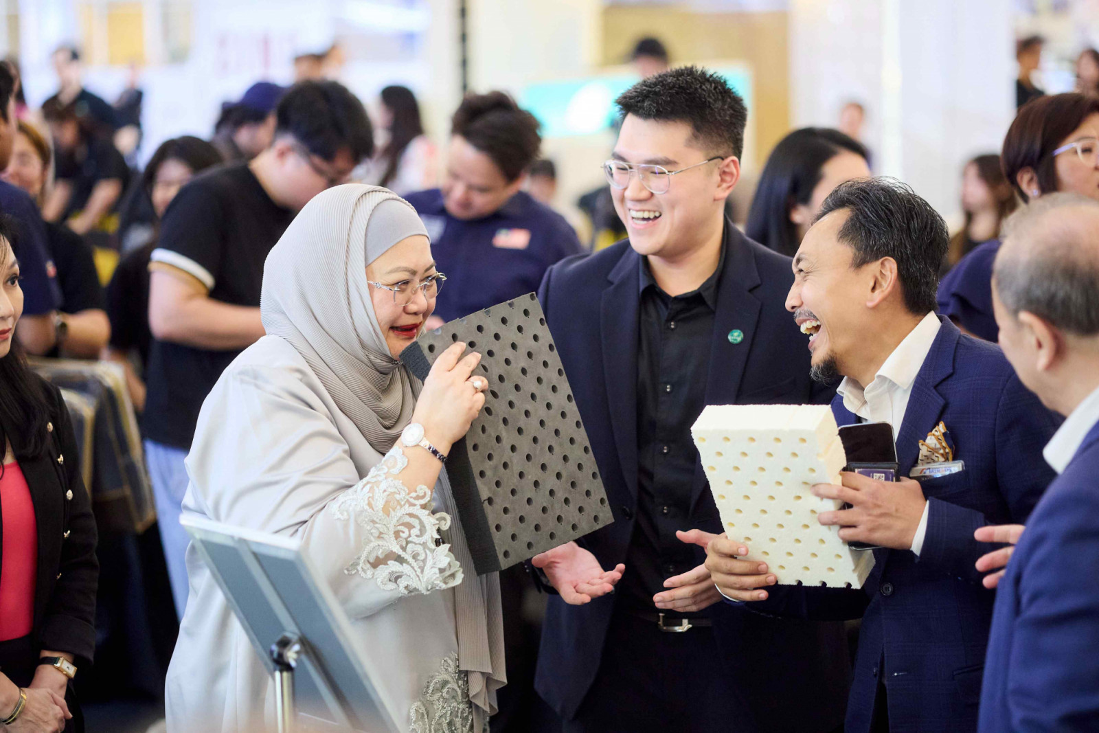 Tan (centre), explaining the composition of the Transforme Miracle Latex PrimeFibre Mattress to Bahria (left) and Zahiruddin (right) after the launch