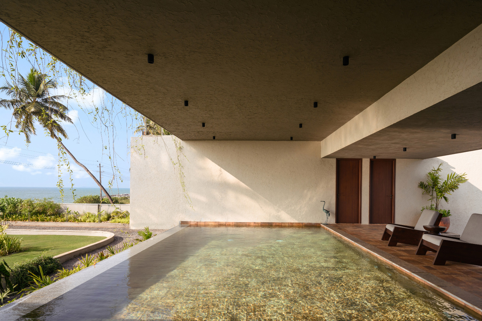 A tranquil flow between the indoors and the outdoors in a Karnataka, India home designed by Thomas Parambil Architects