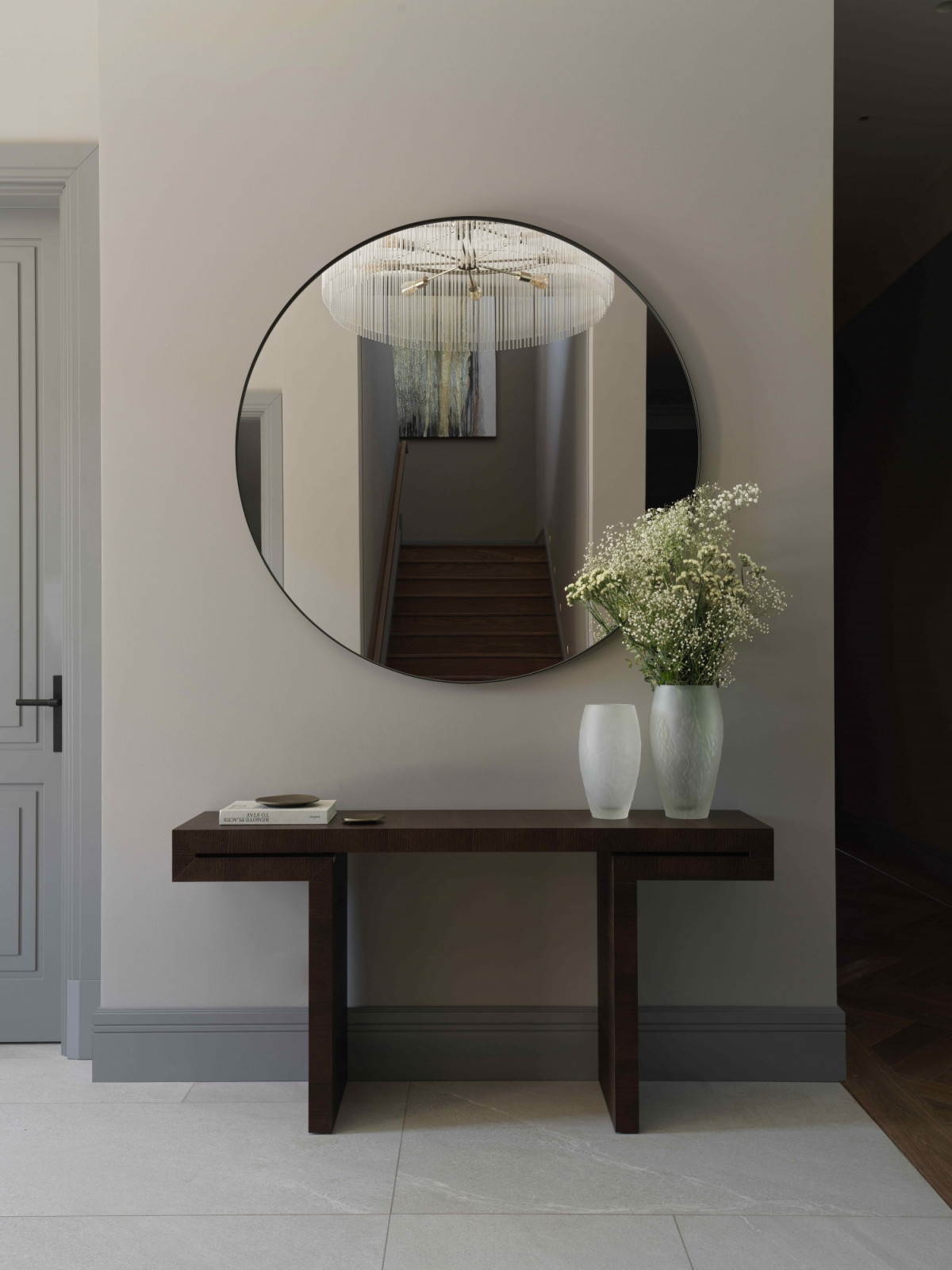 A Porada console, decorative mirror by Ifdecor, and porcelain stoneware flooring