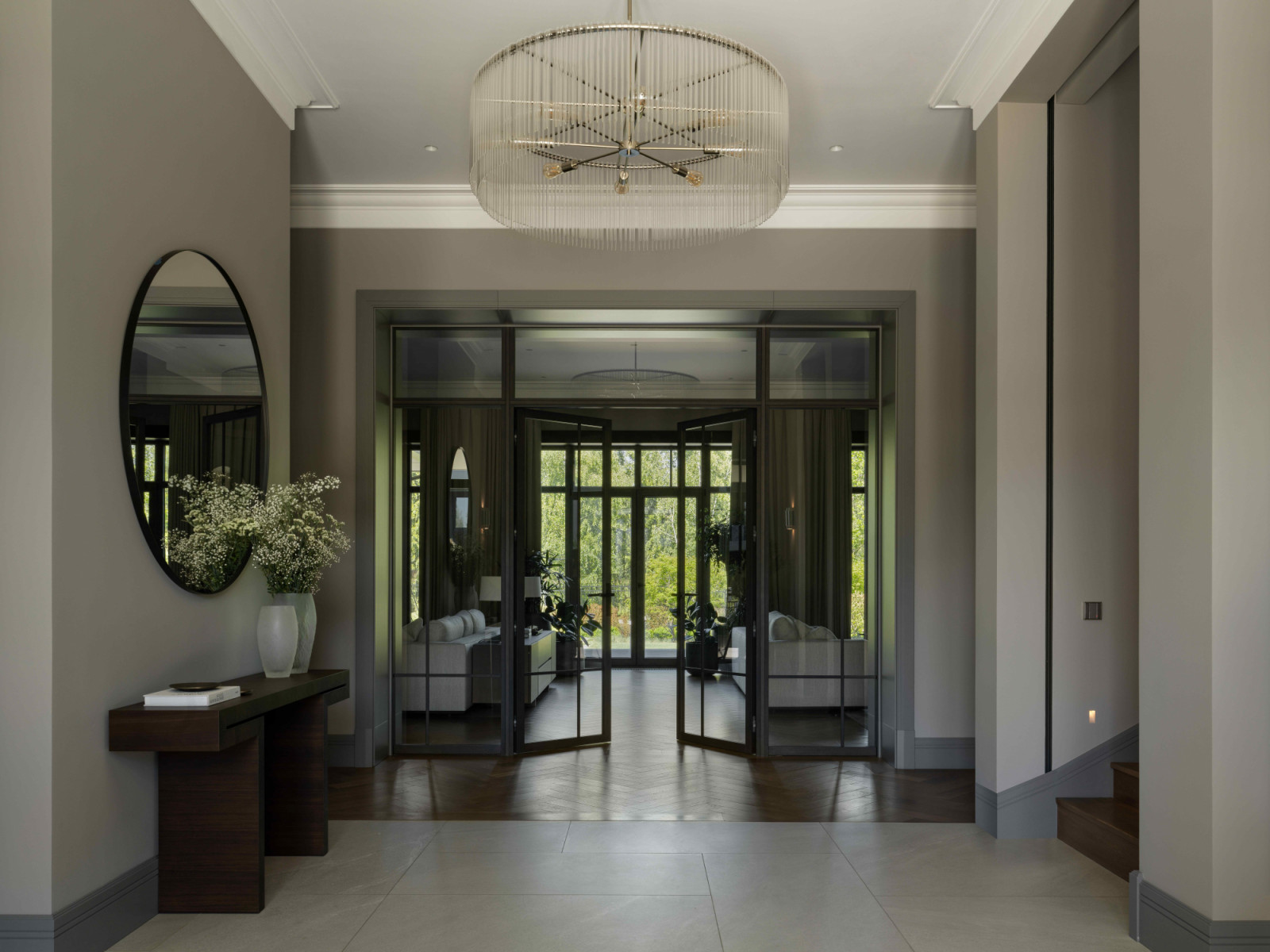 The main entrance is a central axis that extends through the hallway